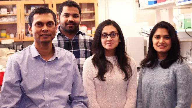 (වමේ සිට) ආචාර්ය අජිත් කරුණාරත්න, දිනේෂ් කංකානම්ගේ ...