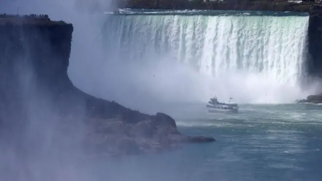 El hombre cayó más de 50 metros en la cascada más grande de las Cataratas del Niágara y se salvó de milagro.