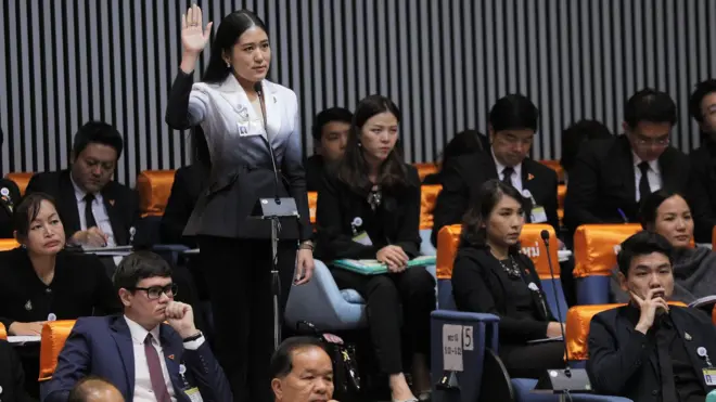 พรรณิการ์ วานิช โฆษกพรรคอนาคตใหม ยืนยันว่าชุดที่เธอใส่ในวันประชุมสภา 5 มิ.ย.เป็นสีข่าว-ดำ ไว้ทุกข์