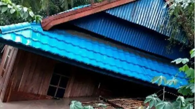 Sejumlah rumah juga rusak berat dihantam arus kuat banjir bah.