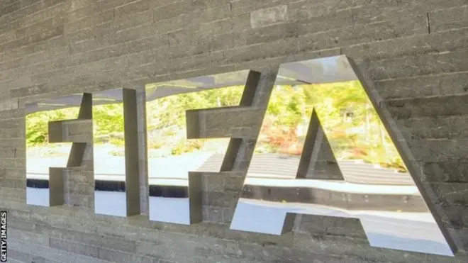 La Fifa a suspendu plusieurs dirigeants du football africain pour des opérations de trucage de matchs.