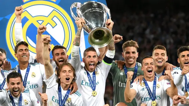 لاعبو ريال مدريد يرفعون الكأس.