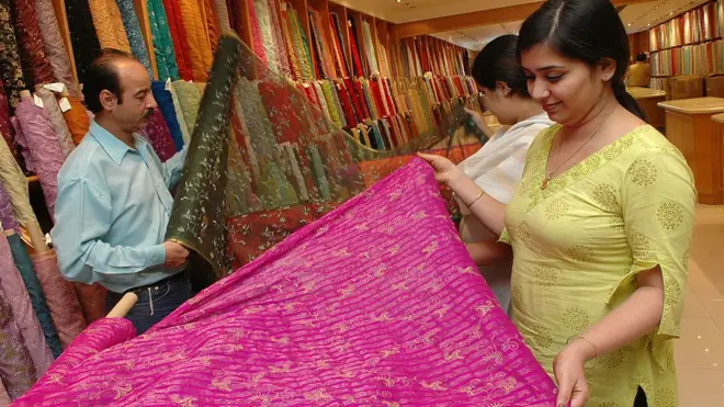 پاکستانی کپڑا انڈیا کی ایک مارکیٹ میں فروخت ہو رہا ہے