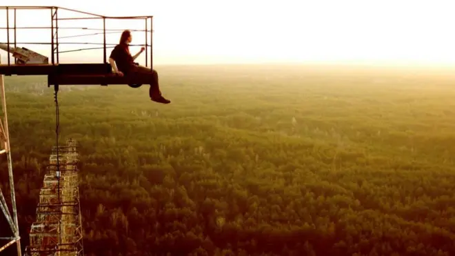 Письменник Маркіян Камиш на гігантській антені загоризонтної радіолокаційної станції "Дуга" (об'єкт "Чорнобиль-2") у Зоні відчуження