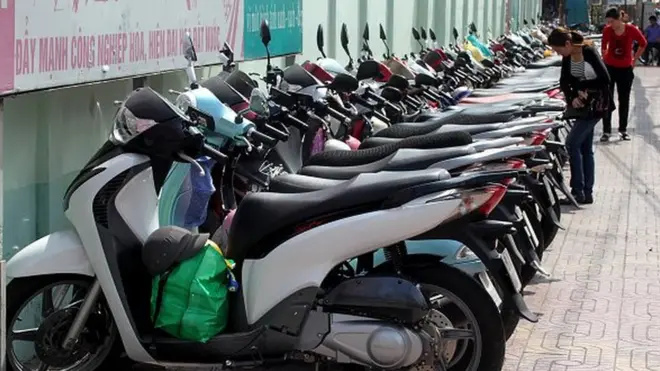 Hầu hết các vỉa hè tại TP.Hồ Chí Minh đều bị chiếm dụng làm bãi giữ xe