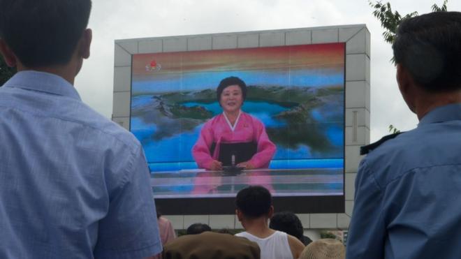 7月29日，平壤一个广场上的屏幕播放试射洲际导弹成功的新闻。