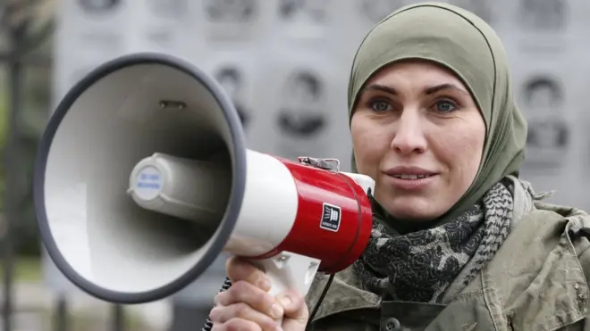 Аміна Окуєва була помічницею депутата Ігоря Мосійчука та прес-офіцером батальйону імені Джохара Дудаєва