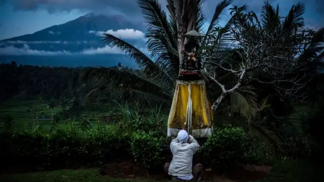 Warga Bali di berbagai daerah terus menggelar ibadah untuk memohon keselamatan di tengah potensi letusan Gunung Agung.