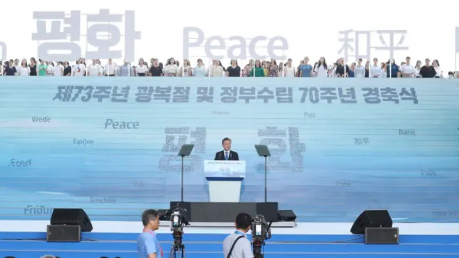 문재인 대통령이 15일 오전 서울 용산구 국립중앙박물관 열린마당에서 열린 제73주년 광복절과 정부수립 70주년 경축식에서 경축사를 하고 있다