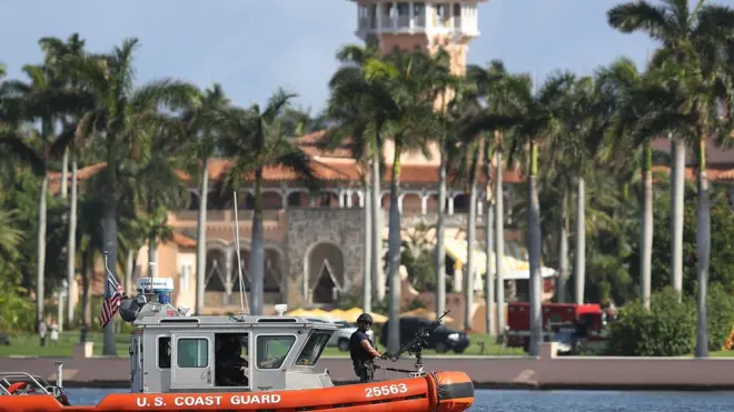 Como Mar-a-Lago está rodeado de un lago por un lado y el océano por el otro, la guardia costera debe hacer parte del operativo de seguridad del presidente Trump.