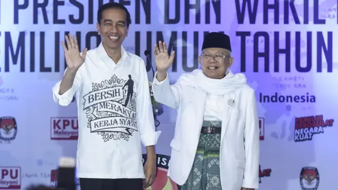 Pasangan calon Presiden dan Wakil Presiden Joko Widodo (kiri) dan Ma'ruf Amin (kanan) melambaikan tangan seusai mendaftarkan diri di gedung KPU, Jakarta, Jumat (10/08).