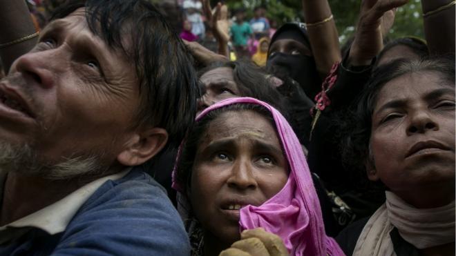 2016년 11월 26일, 미얀마 로힝야 난민 아버지가 방글라데시 텍나프 난민촌에서 자신의 6개월 된 아이 알람을 무덤에 묻으러 가고 있다.