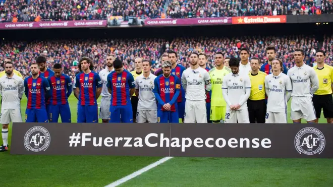 Футболисты "Барселоны" и "Реала" перед матчем почтили память погибшей в катастрофе команды из Бразилии