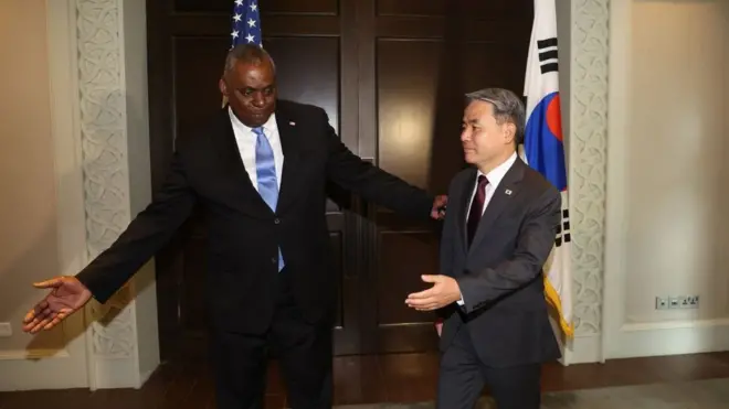 아시아안보회의(샹그릴라 대화)에 참석 중인 이종섭 국방부 장관이 11일(현지시간) 싱가포르 샹그릴라 호텔에서 로이드 오스틴 미국 국방장관과의 양자회담에 참석하고 있다