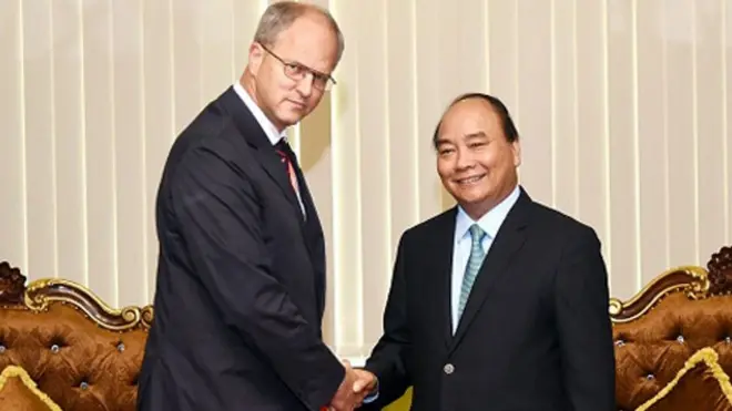 Thủ tướng Nguyễn Xuân Phúc của Việt Nam tiếp Đại sứ CHLB Đức Christian Berger bên lề hội nghị ở Cần Thơ hôm 27/9/2017.