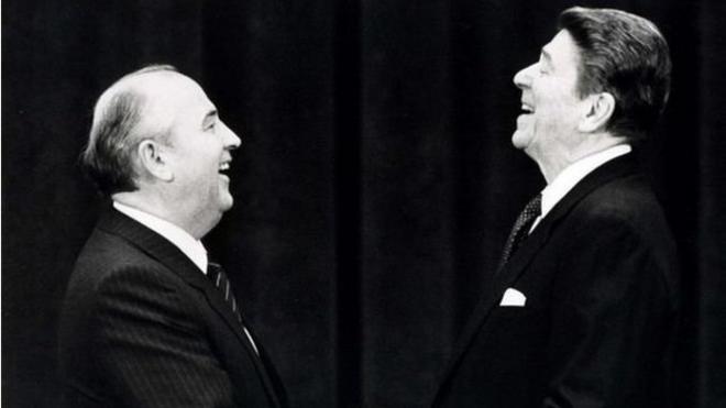 戈尔巴乔夫与美国总统里根握手。苏联与美国关系缓和，冷战走向结束。