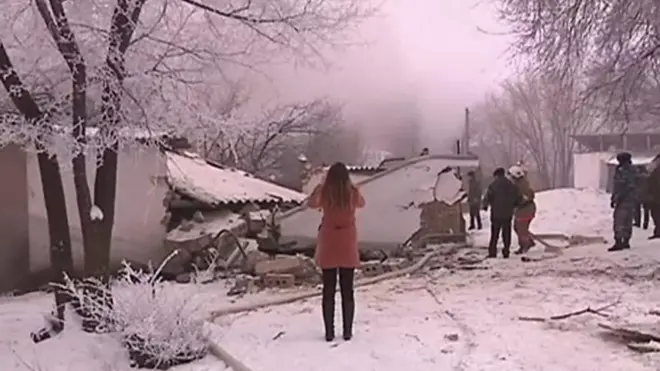 سقوط طائرة شحن تركية فوق منازل المدنيين في قرغيزستان