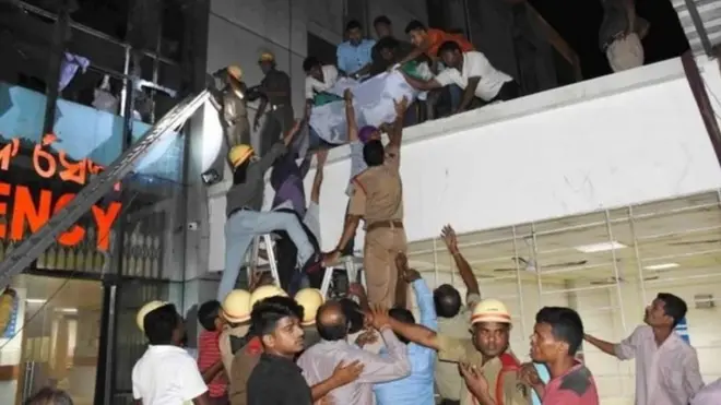 بعض افراد نے آگ کے سبب کھڑکیوں سے چھلانگ لگانے کی کوشش بھی کی