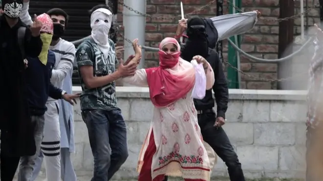 سبزار بھٹ کی ہلاکت کی خبر عام ہوتے ہی کشمیر کے بیشتر قصبوں میں ہڑتال کر دی گئی