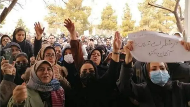 عکس ایرنا از تجمع مقابل فرمانداری قم