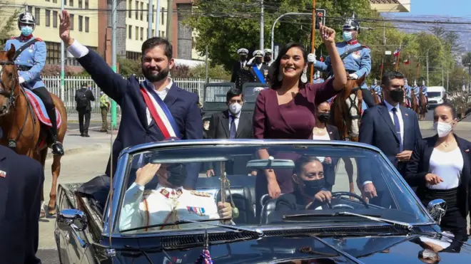 Gabriel Boric junto a la nueva ministra del Interior, Izkia Siches.