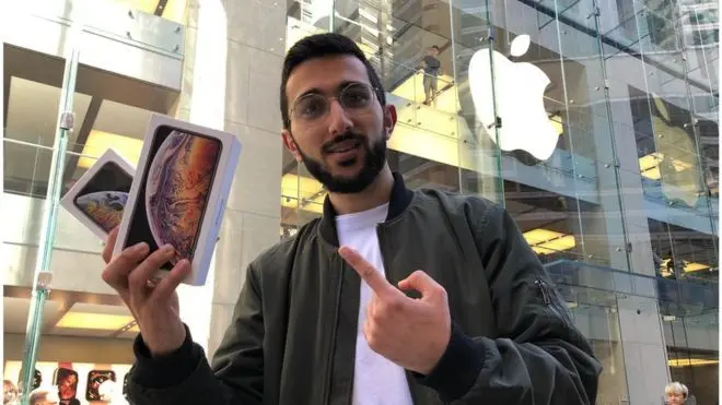 Mazen Kourouche con un iPhone recién comprado.