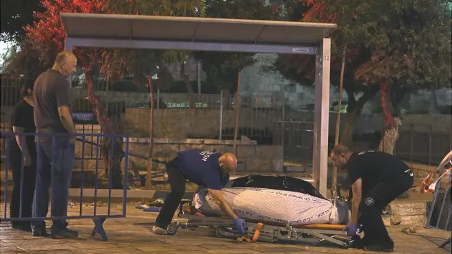 الشرطة الإسرائيلية تنقل جثمان أحد المهاجمين بعد إطلاق النار عليه