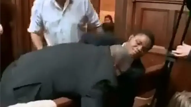 아자마티를 끌어내는 경비원의 모습이 찍힌 영상