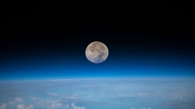Luna vista sobre el espacio azul