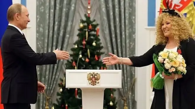 Президент Путин 2014 йил декбарида Алла Пугачевани Кремлда тақдирлаган