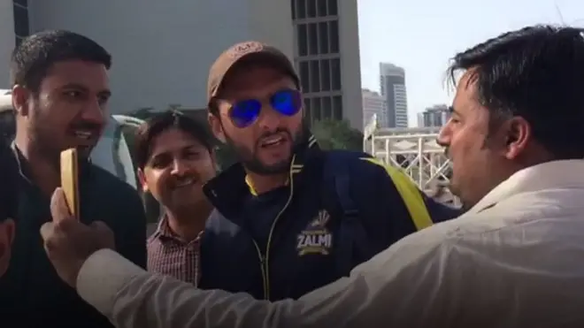 دبئی کرکٹ سٹیڈیم کے باہر شائقین کی کرکٹ سٹارز کے ساتھ سیلفیاں