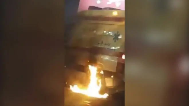 تداولت وسائل التواصل الاجماعي فيديو لمتظاهرين إيرانيين "ينقذون معتقلين محبوسين في سيارة إسعاف".