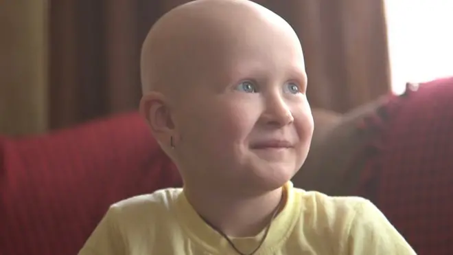 Одного дня Кристина прокинулася без волосся. Лікарі не знайшли в неї хвороби. Пояснюють усе пережитим під час обстрілу стресом