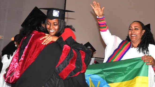 ዶክተር ጸጋ ኣብ ስነስርዓት ምረቓ እናተሸለመት