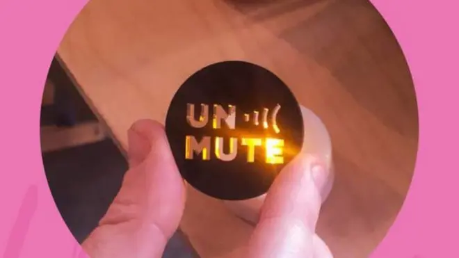 شارة "عدم الصمت أثناء التنقل"