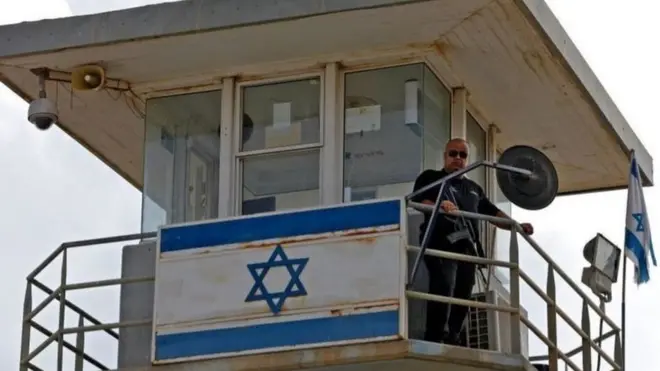 إسرائيل تعتقل فلسطينيين