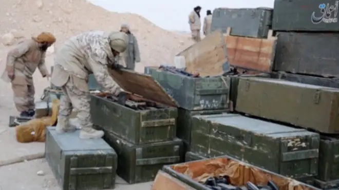 боевики ИГ с захваченным в пальмире оружием