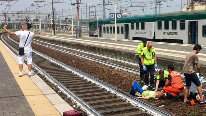 ናይ ባቡር ሓደጋ ንዘጋጠማ ካናዳዊት ረድኤት እናተገብረላ 'ሰልፊ' ዝሰኣል ዝነበረ መንእሰይ