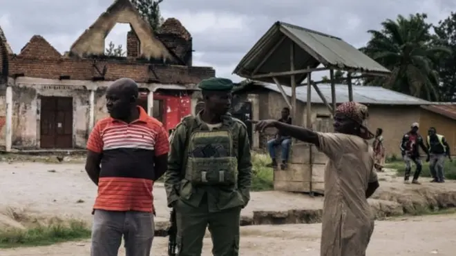 Soldats avec des habitants