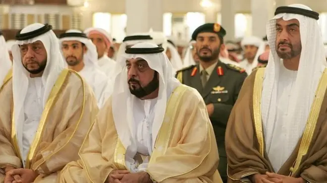 BAE Devlet Başkanı Şeyh Halife bin Zayid Al Nahyan (ortada)