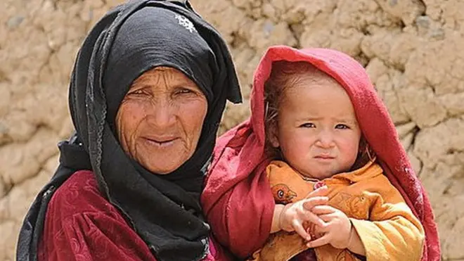 बच्चा बोकेकी वृद्धा महिला