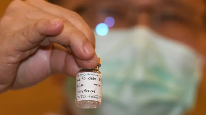 เจ้าหน้าที่แสดงขวดบรรจุวัคซีนโควิด-19 ของ บ.แอสตร้าเซนเนก้าที่เตรียมไว้สำหรับฉีดให้ พล.อ. ประยุทธ์ จันทร์โอชา นายกฯ และรัฐมนตรีที่สถาบันบำราศนราดูร แต่ต้องเลื่อนการฉีดออกไปเพื่อความปลอดภัยเพราะมีรายงานผลข้างเคียงในบางประเทศในยุโรป