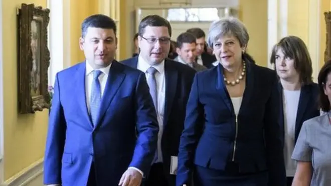 Володимир Гройсман на зустрічі з Терезою Мей у липні 2017 році, пан Єжов (у центрі) перекладає