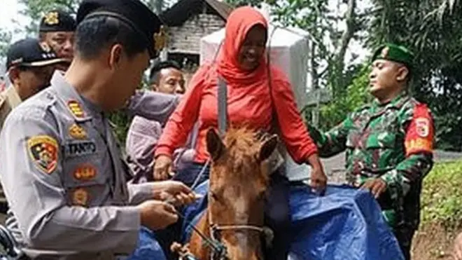 Di Kecamatan Tempurejo, Jember, pengiriman surat suara ke Desa Andongrejo dilakukan dengan menggunakan kuda.