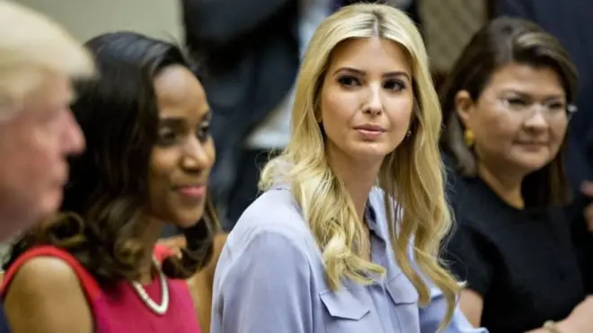إيفانكا ترامب (الثانية يمينا) قالت إنها كانت "تعمل بإخلاص وسلامية نيبة" مع الرئيس ترامب