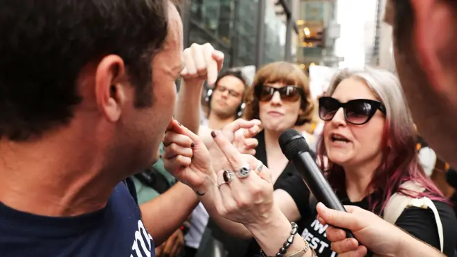 트럼프 지지자와 반대자들이 뉴욕의 트럼프 타워 앞에서 말다툼을 벌이고 있다