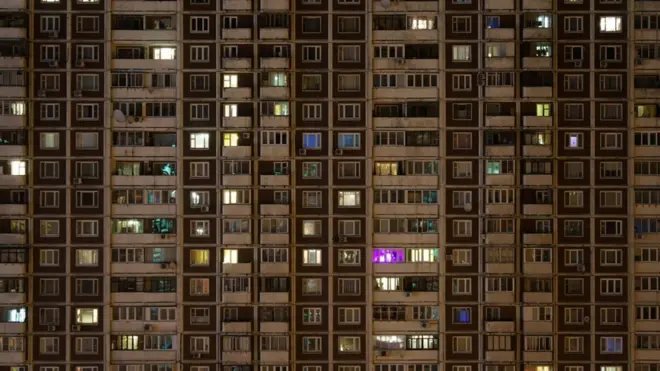 Мужчина удерживает в заложниках женщину в одном из многоквартирных домов в Москве