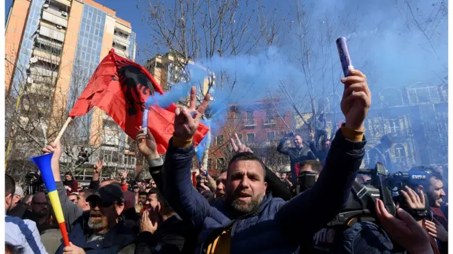 Albanci su izašli na ulice zbog korupcije, zloupotrebe položaja, ali i umešanosti visokih funkcionera u trgovinu drogom i organizovani kriminal, rekla je za BBC jedna učesnica protesta u Tirani