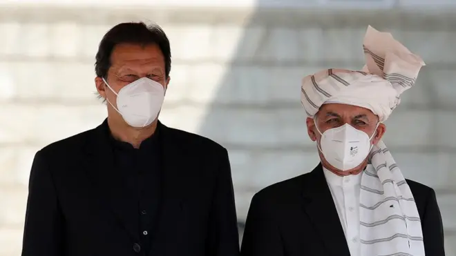 पाकिस्तान के प्रधानमंत्री इमरान ख़ान के साथ अफ़ग़ानिस्तान के राष्ट्रपति अशरफ ग़नी