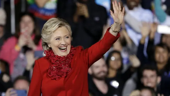 حملة كلينتون تطالب أف بي آي بالإسراع في كشف محتوى الرسائل الإلكترونية الجديدة